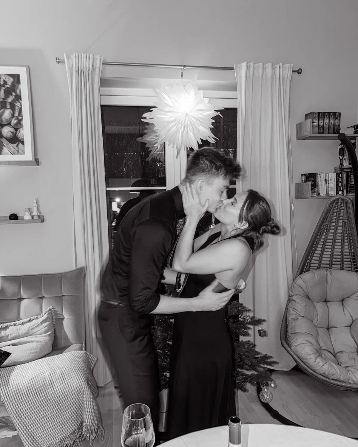 Natalie og Stian danser sammen hjemme.